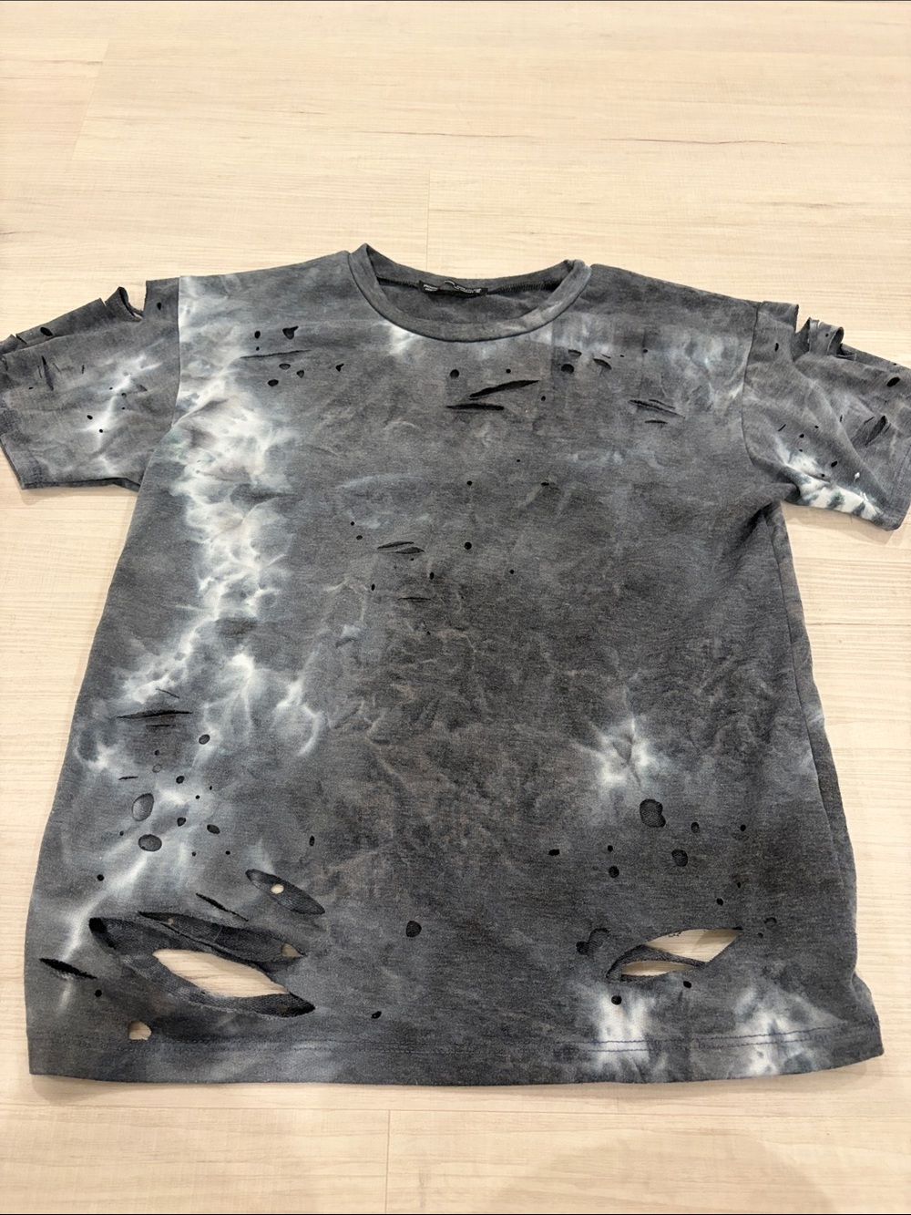 Women’s Distressed Short Sleeve Tee - Gray